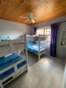 een kamer met 2 stapelbedden en een plafond bij Adventure House - Colchester - 5km from Elephant Park in Colchester +20 foto's