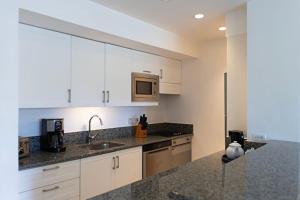 ครัวหรือมุมครัวของ Glitter Bay Estate 314 apts