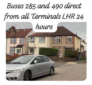 une voiture en argent garée devant une maison dans l'établissement Abidjan, à Feltham