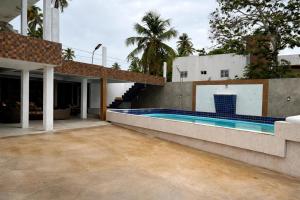 een extern uitzicht op een huis met een zwembad bij Flats Brisa Antunes in Maragogi