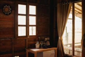 ein Raum mit zwei Fenstern und einem Tisch und einem Fenster in der Unterkunft Nauna Villa Bali in Ubud + 35 Fotos