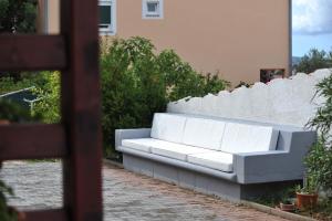 un sofá blanco sentado junto a una pared blanca en Villa Bianca, en Trogir