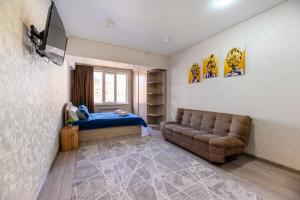 TV a/nebo společenská místnost v ubytování One Bedroom Apartment Near Arbat In The Heart of Almaty