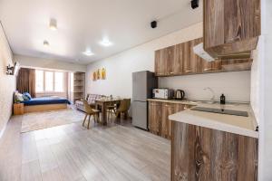 Kuchyň nebo kuchyňský kout v ubytování One Bedroom Apartment Near Arbat In The Heart of Almaty