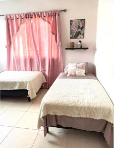 En eller flere senge i et værelse på Casa completa y tranquila en David, 2 habitaciones y 2 baños + 13 billeder