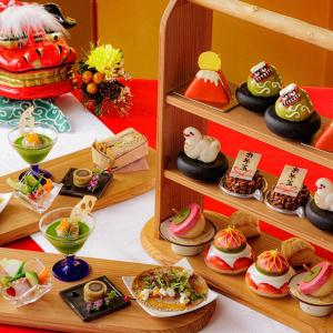 eine Auslage von Desserts und Speisen in Regalen in der Unterkunft 雅宿ao101梅田まで地下鉄で1本最寄り駅まで徒歩10分 in Osaka