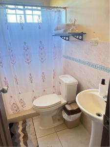 Et badeværelse på Casa completa y tranquila en David, 2 habitaciones y 2 baños