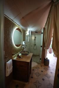 een badkamer met een wastafel en een spiegel bij Agafay Ecolodge in Aït Mazou