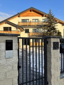 een gebouw met een poort met een boom erop bij Willa Górska Pasja in Szczyrk