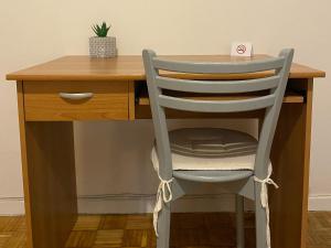 a chair sitting in front of a desk at Μικρό διαμέρισμα 20μ από την κεντρική πλατεία in Kalamata +10 photos