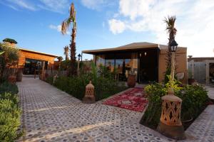 een stenen loopbrug voor een huis bij Agafay Ecolodge in Aït Mazou