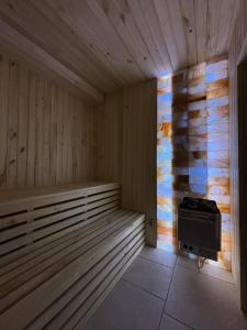 een sauna met een bank en een fornuis. bij Willa Górska Pasja in Szczyrk