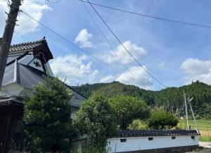 a house with a mountain in the background at Hitsujipotchi-Kyoto in Yatsuai