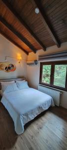 una camera con un grande letto e due finestre di MyHomeSapanca a Sapanca Altre 27 foto