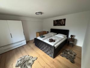 ein Schlafzimmer mit Bett und Kühlschrank in der Unterkunft Nostalgie 2 in Bad Harzburg