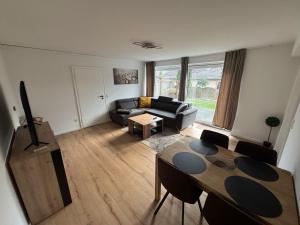 ein Wohnzimmer mit einem Tisch und einem Sofa in der Unterkunft Nostalgie 2 in Bad Harzburg