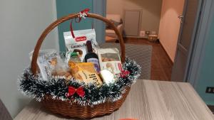 - un panier rempli de nourriture et de boissons sur une table dans l'établissement Montereale holiday house, à Monreale 21 autres photos