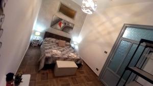 - une chambre avec un lit dans l'établissement Montereale holiday house, à Monreale