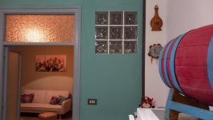 - un salon avec un canapé et une porte en verre dans l'établissement Montereale holiday house, à Monreale