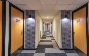 corridoio con porte e pavimento piastrellato di ibis Grenoble Gare a Grenoble Altre 21 foto