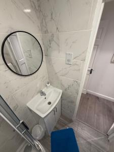 Koupelna v ubytování Ground-Floor Entire Apartment 1-Bedroom 1-Living Room & Private Garden + 37 fotografií