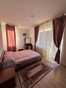 En eller flere senge i et værelse på Alenik Private Apartment The Stream Resort Hotel