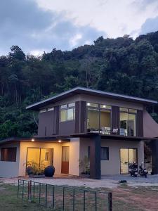 une maison avec beaucoup de fenêtres au-dessus dans l'établissement Tha Khao Beach House 1, à Ban Bang Chak