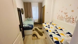 een kleine slaapkamer met een bed en een raam bij Boulevard apartament in Sighetu Marmaţiei