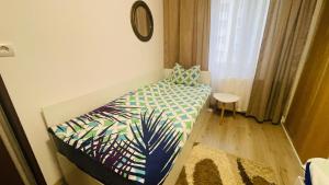 a bedroom with a bed with a pillow and a window at Boulevard apartament in Sighetu Marmaţiei
