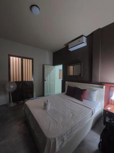 une chambre avec un grand lit dans une pièce dans l'établissement Tha Khao Beach House 1, à Ban Bang Chak