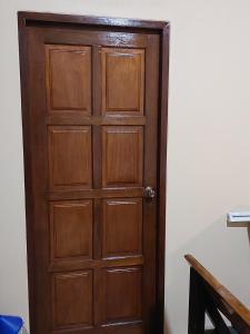 - une porte en bois dans l'angle de la chambre dans l'établissement Tha Khao Beach House 1, à Ban Bang Chak
