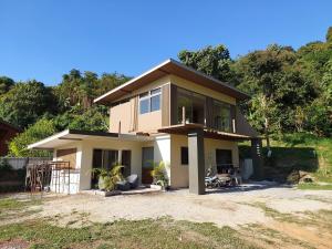 une maison qui est dans la terre dans l'établissement Tha Khao Beach House 1, à Ban Bang Chak 13 autres photos