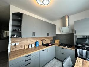 Nhà bếp/bếp nhỏ tại 13th Floor SkyView Apartment High Tatras
