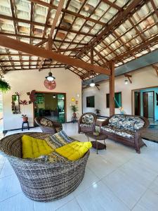 a large living room with a couch and chairs at Casa do Cerrado in Santana do Riacho