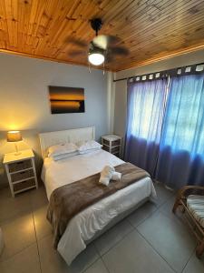 een slaapkamer met een groot bed en een houten plafond bij Adventure House - Colchester - 5km from Elephant Park in Colchester