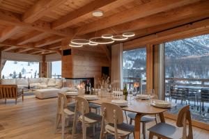 En restaurant eller et andet spisested på Chalet les 3 Montagnards - 200m des pistes