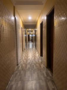 un couloir vide avec une longue corridornhngthngthngthngthngthngthngthngthngthngthngthngth dans l'établissement MOTEL GLORY EL dilora, à Lomé