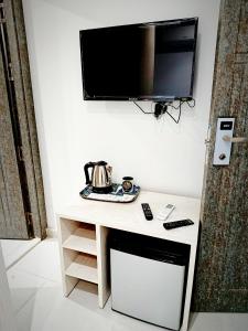 een kamer met een tafel en een tv aan de muur bij Pyrs Giza Heaven in Caïro