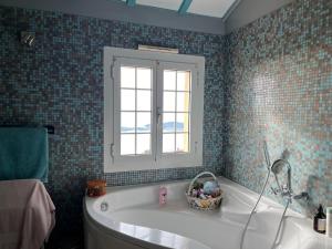 Phòng tắm tại Maison de charme piscine vue mer +7 ảnh