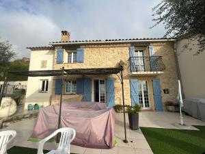 Tòa nhà nơi biệt thự tọa lạc