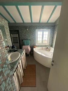 Phòng tắm tại Maison de charme piscine vue mer