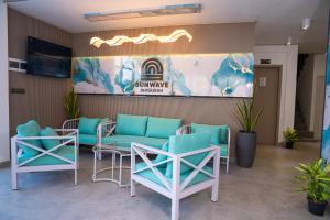 een wachtkamer met blauwe stoelen en een bank bij Sunwave Dhigurah in Dhigurah