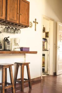 een keuken met twee houten krukken en een aanrecht bij Casa Ganesha Chapadmalal in Chapadmalal