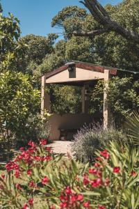 een picknickhut in een tuin met rode bloemen bij Casa Ganesha Chapadmalal in Chapadmalal +28 foto's