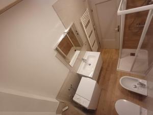 Et badeværelse på Appartamento a 1000 metri