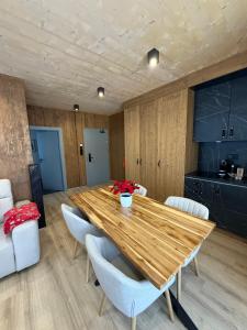 een eetkamer met een houten tafel en stoelen bij Apartmán Forest, Tatranská Štrba in Tatranska Strba +17 foto's
