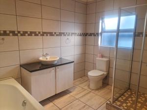 Et badeværelse på Hasate Guest House ,4 st james street Oakdale Belliville Cape Town South Africa + 127 billeder