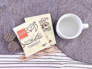 ein Buch neben einer Tasse Kaffee und Streichhölzer in der Unterkunft Cozy Ajijic Stay with Saltwater Pool in Ajijic + 41 Fotos