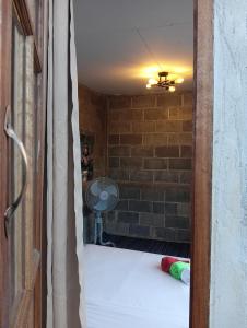 een kamer met een bakstenen muur bij บ้านนอร์ดบล็อกเวนิสบ้านเวร in Ban Khun Nam Nan