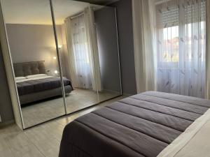 - une chambre avec un miroir et un lit dans l'établissement Da Daniela, à Castiglion Fiorentino